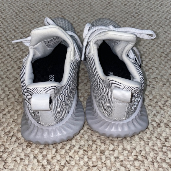 Adidas Alphabounce Kids size 5 - Picture 2 of 3